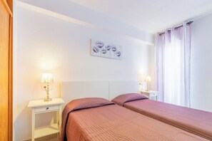2 quartos, ferros/tábuas de passar roupa, berço de viagem