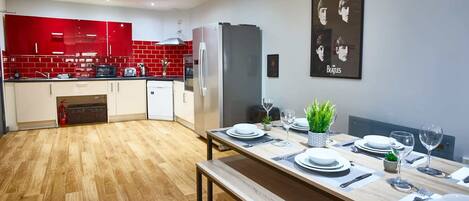 ثلاجة، ميكروويف، فرن، غسالة أطباق