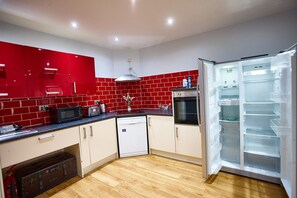 Fridge, microwave, oven, dishwasher - LENNON SUITE 4 BEDS (Liverpool)