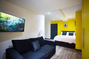 4 chambres, bureau, fer et planche à repasser, lit parapluie