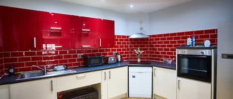 Frigorífico, microondas, horno y lavavajillas