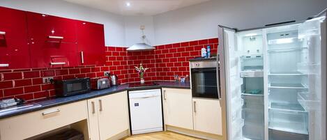 Een koelkast, een microgolfoven, een oven, een vaatwasser