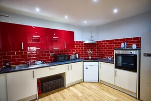 Kühlschrank, Mikrowelle, Ofen, Geschirrspüler