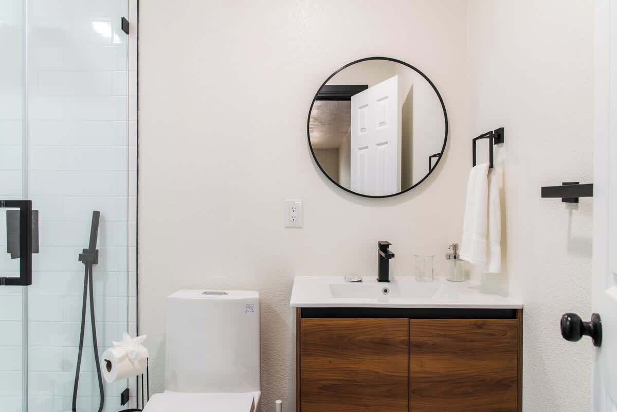 Combined shower/tub, hair dryer, towels, shampoo
