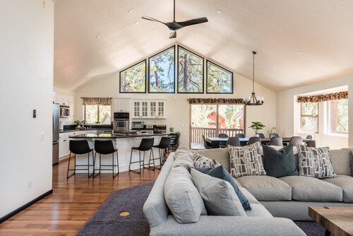 Forever Forest Lodge. 5Bdrm. Tesla Charger. BBQ. Game Room & Theater Room.