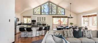 Forever Forest Lodge. 5Bdrm. Tesla Charger. BBQ. Game Room & Theater Room.