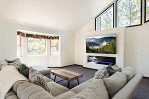 Smart-TV, Kamin, Tischfußball, Arbeitsbereiche