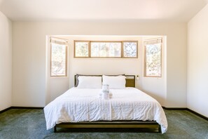 3 bedrooms, free WiFi, bed sheets - Forever Forest Lodge. 5Bdrm. Tesla Charger. BBQ. Game Room & Theater Room. (Big Bear Lake)