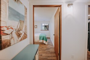 2 habitaciones, escritorio, tabla de planchar con plancha y wifi gratis 