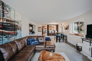 Smart TV, chimenea y libros 