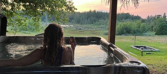 Baker View Lodging with hot tub, sound, mountain, and territorial views.