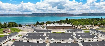 Paradise Townhome Retreat/3BR 2 1/2 BA/Boat Parking/1 Block to Marina/1850 sq ft