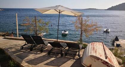 Whole house on 3 floors with heated swimming pool in complete only 70 m from sea