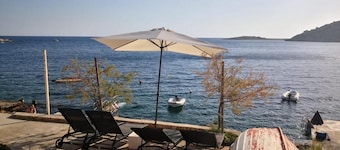 Whole house on 3 floors with heated swimming pool in complete only 70 m from sea