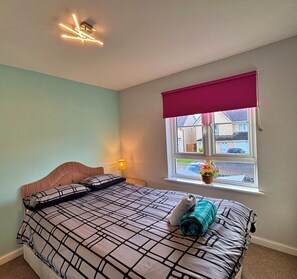 3 bedrooms, desk, iron/ironing board, travel cot - 3 bed (2 bath) whole home with free parking - 3 miles from Edinburgh airport (Edinburgh)