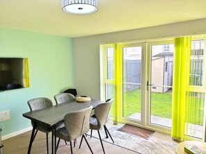 Dining - 3 bed (2 bath) whole home with free parking - 3 miles from Edinburgh airport (Edinburgh)