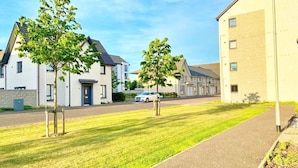A residential area with modern houses, a paved walkway, and a white car parked on the street. - 3 bed (2 bath) whole home with free parking - 3 miles from Edinburgh airport (Edinburgh)