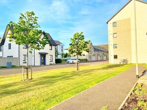 Exterior - 3 bed (2 bath) whole home with free parking - 3 miles from Edinburgh airport (Edinburgh)