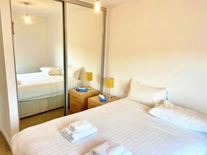 3 Schlafzimmer, Schreibtisch, Bügeleisen/Bügelbrett, Reisekinderbett