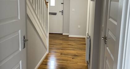 3 bed (2 bath) whole home with free parking - 3 miles from Edinburgh airport