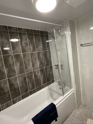 Hair dryer, towels, soap, shampoo - 3 bed (2 bath) whole home with free parking - 3 miles from Edinburgh airport (Edinburgh)