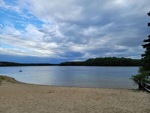 Beach nearby, sun loungers, beach towels - Sheep's Pond, Open Concept Family Home, Plenty of Fun (Brewster)