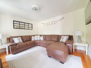 Smart TV, books - Sheep's Pond, Open Concept Family Home, Plenty of Fun (Brewster)