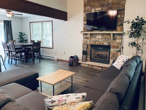 Smart-TV, Kamin, Bücher