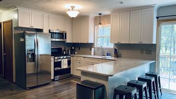 Een koelkast, een magnetron, een oven, een kookplaat