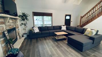 Televisor intel·ligent, llar de foc i llibres