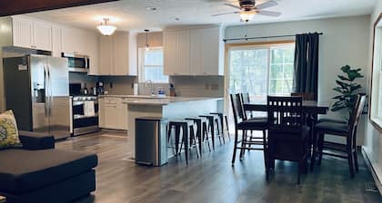 Relaxing 3 Bedroom Home in Lake Community