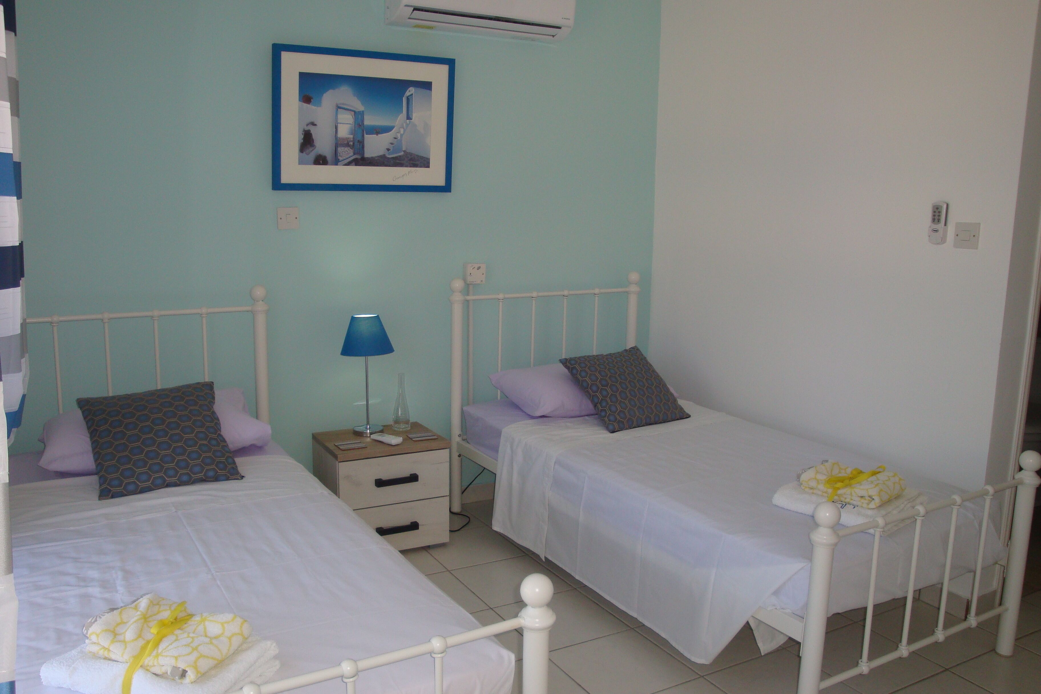 2 chambres, coffres-forts dans les chambres, fer et planche à repasser