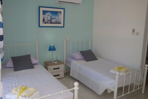 2 chambres, coffres-forts dans les chambres, fer et planche à repasser