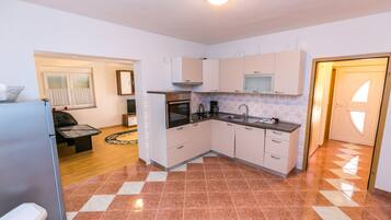Fridge, stovetop, dishwasher, coffee/tea maker