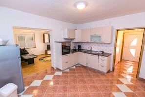 Fridge, stovetop, dishwasher, coffee/tea maker