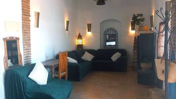 Una televisión, libros, un reproductor estéreo