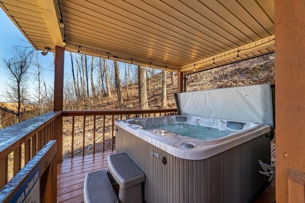 Outdoor spa tub - Strollin' Bear (3-Bedroom Home) with Pool and Mountain view by RedAwning (Gatlinburg)