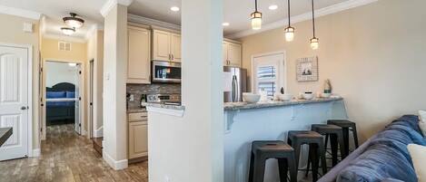 Réfrigérateur, micro-ondes, four, plaque de cuisson