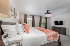 4 chambres, bureau, fer et planche à repasser, lit de bébé portatif