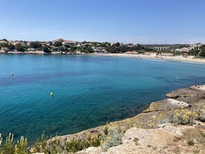 Sulla spiaggia, lettini da mare