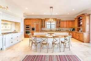 冰箱、微波炉、烤箱、炉灶