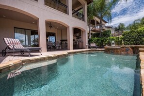 Alberca al aire libre y alberca climatizada