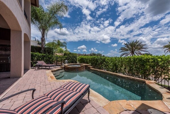 室外游泳池，恒温泳池