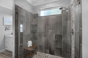 Combined shower/tub, hair dryer, towels