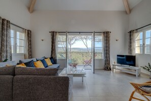 TV - 3-BEDROOM TOWNHOUSE WITH NICE VIEW (N°568) (La Motte)