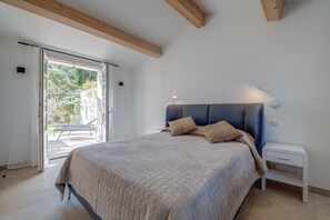 3 bedrooms, in-room safe, iron/ironing board, bed sheets