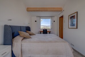 3 bedrooms, in-room safe, iron/ironing board, bed sheets
