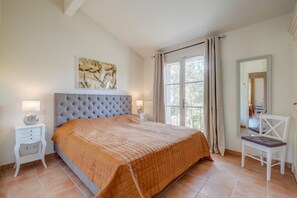 3 chambres, coffres-forts dans les chambres, fer et planche Ă repasser