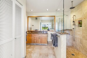 Combined shower/tub, hair dryer, towels