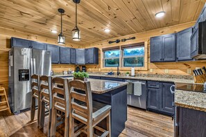 Private kitchen - Game Room, Hot Tub, & 3 King Beds, Dogs Welcome (Sevierville)